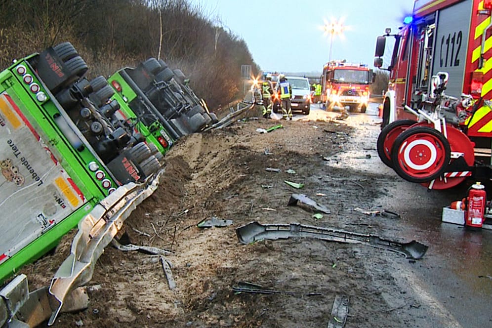 Der Schweinetransporter liegt neben der Fahrbahn in Bocholt: Bei dem Unfall sind drei Menschen ums Leben gekommen.