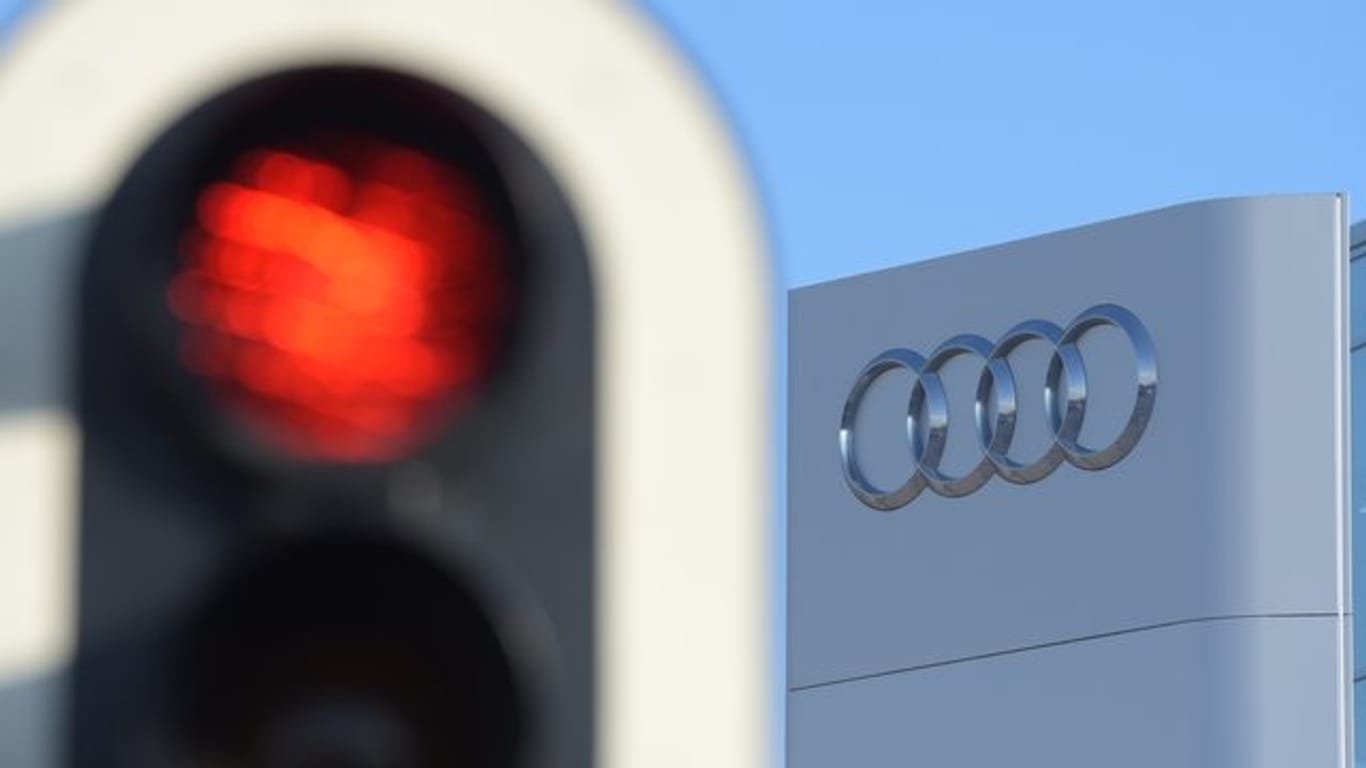 Ampel vor der Audi-Konzernzentrale: Die Produktionspause bei Audi in Ingolstadt ist verlängert worden.