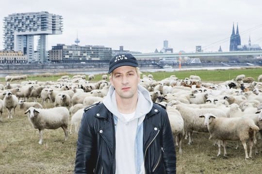 Echt Schaf! Dendemann als guter Hirte.