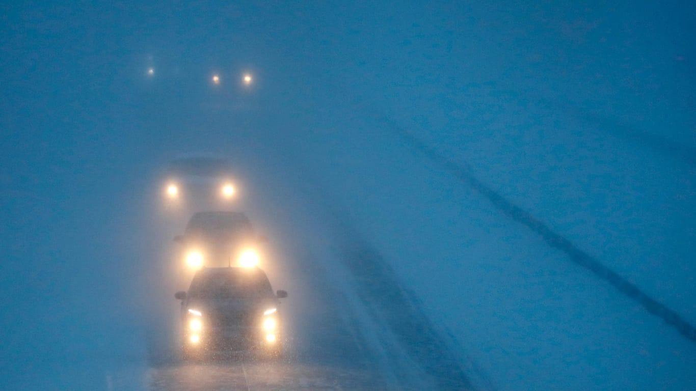 Der Winter hält sich weiter über Deutschland: Durch Dauerfrost und Schneefälle ist beim Autofahren besondere Vorsicht geboten.