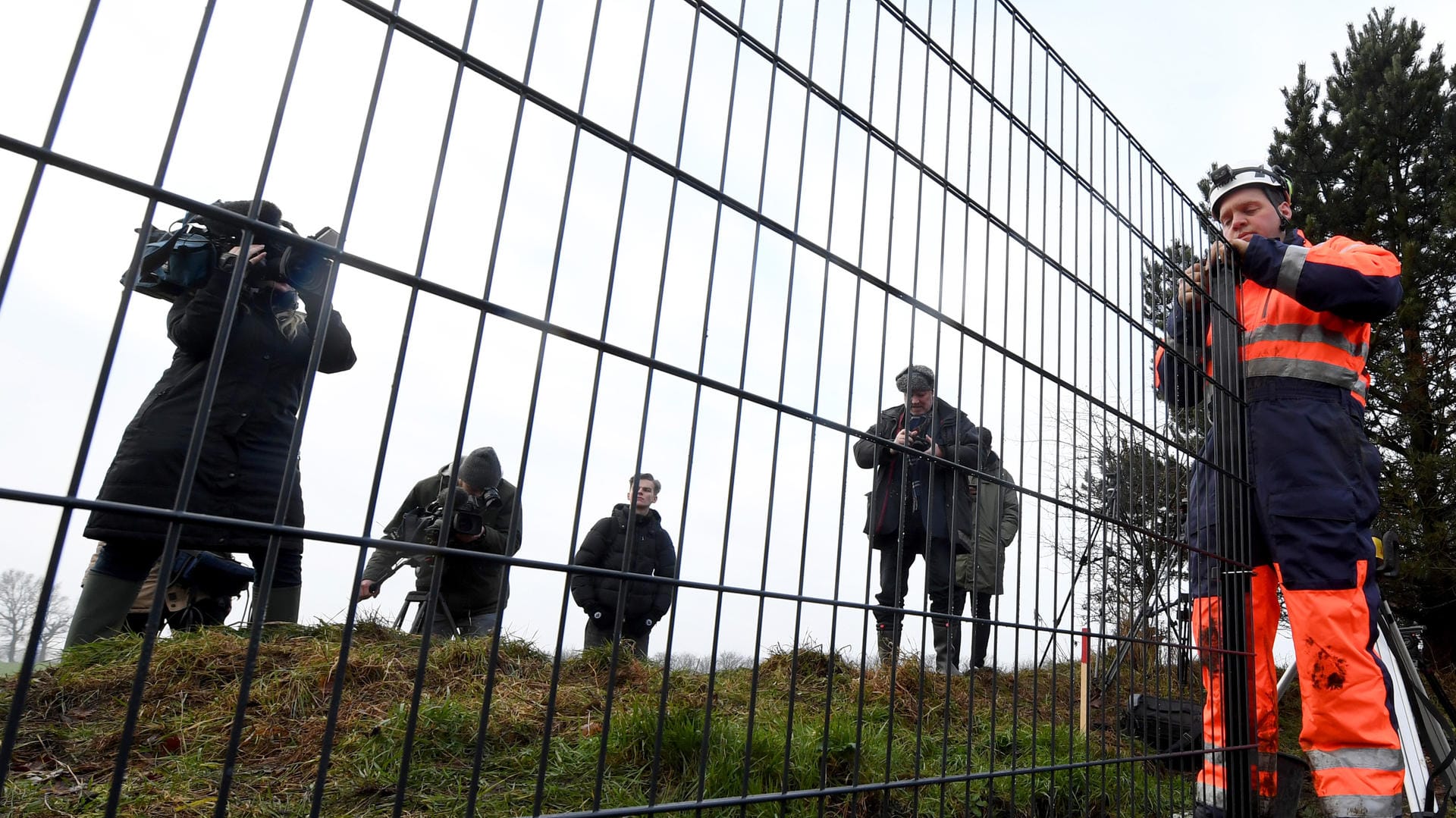 Ein Zaunelement auf der Baustelle: Dänemark startet den Bau des Wildschweinezauns entlang der dänisch-deutschen Grenze zur Abwehr der Afrikanischen Schweinepest.