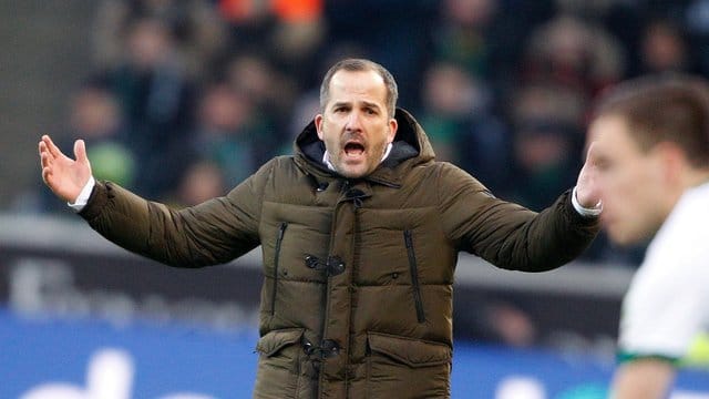 Augsburgs Trainer Manuel Baum schimpft und gestikuliert wild während des Spiels in Mönchengladbach. Augsburgs Trainer Manuel Baum schimpft und gestikuliert wild während des Spiels in Mönchengladbach.