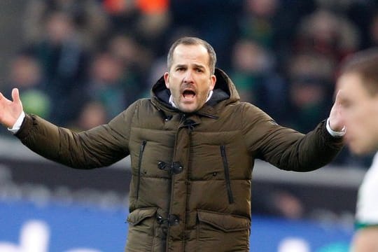 Augsburgs Trainer Manuel Baum schimpft und gestikuliert wild während des Spiels in Mönchengladbach.