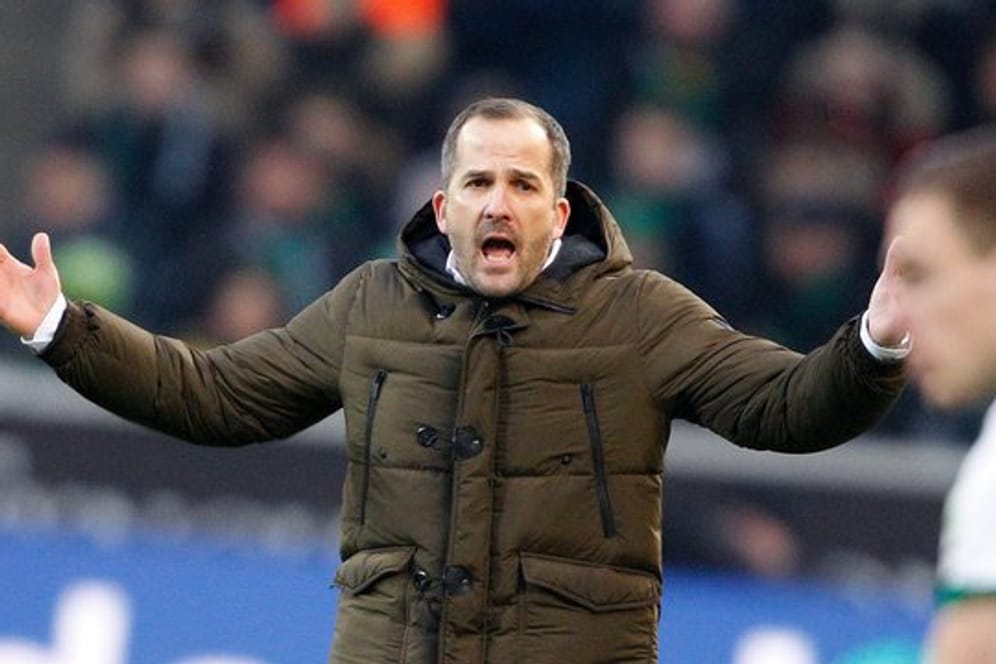 Augsburgs Trainer Manuel Baum schimpft und gestikuliert wild während des Spiels in Mönchengladbach.