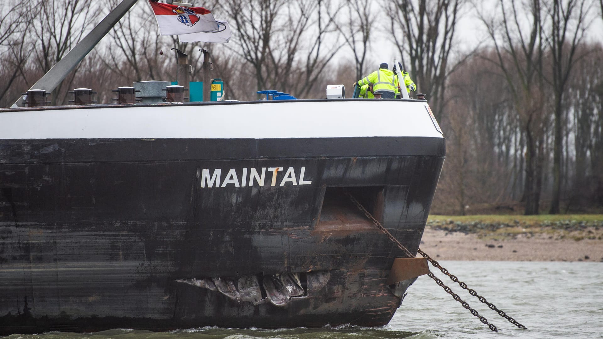 Arbeiter stehen auf dem Tanker "Maintal": Bei einer Kollision mit einem weiteren Tanker auf dem Rhein sind etwa 2.000 Liter Öl in den Fluss gelangt. Arbeiter stehen auf dem Tanker "Maintal": Bei einer Kollision mit einem weiteren Tanker auf dem Rhein sind etwa 2.000 Liter Öl in den Fluss gelangt.