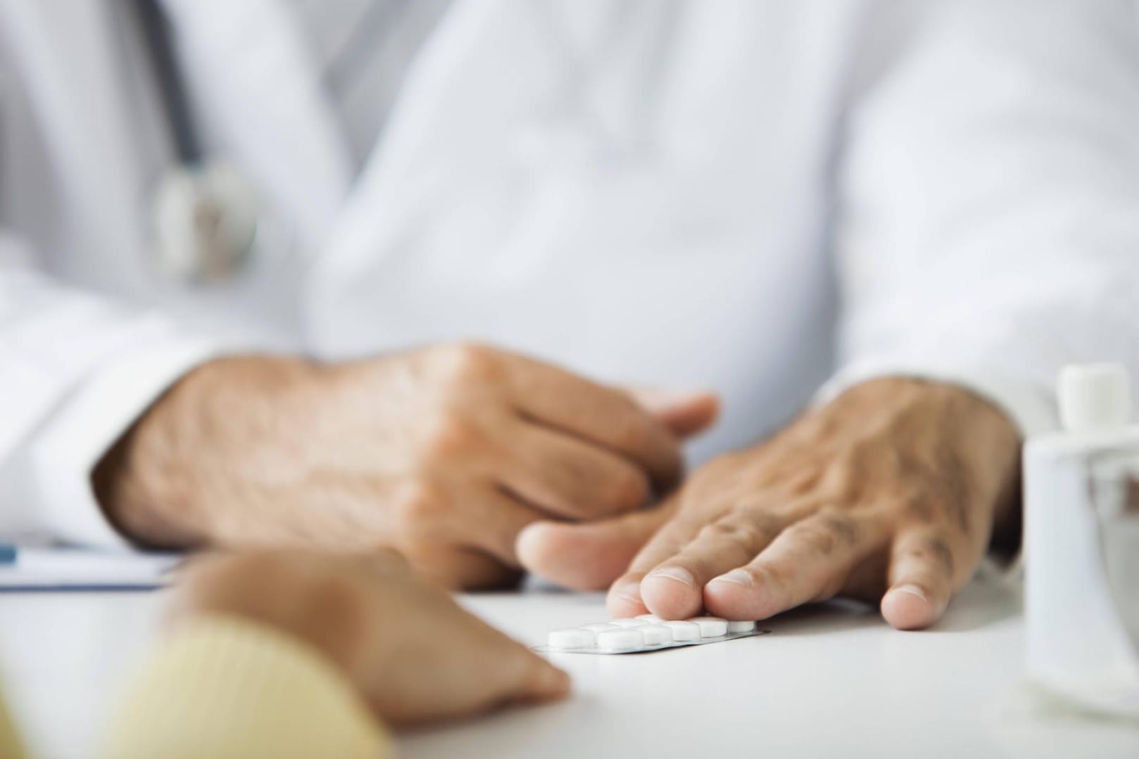 Patientin erhält Medikament: Ein Arzt hat über Jahre mehrere Frauen mit Drogen gefügig gemacht und wurde nun zu neun Jahren Haft verurteilt. (Symbolbild)