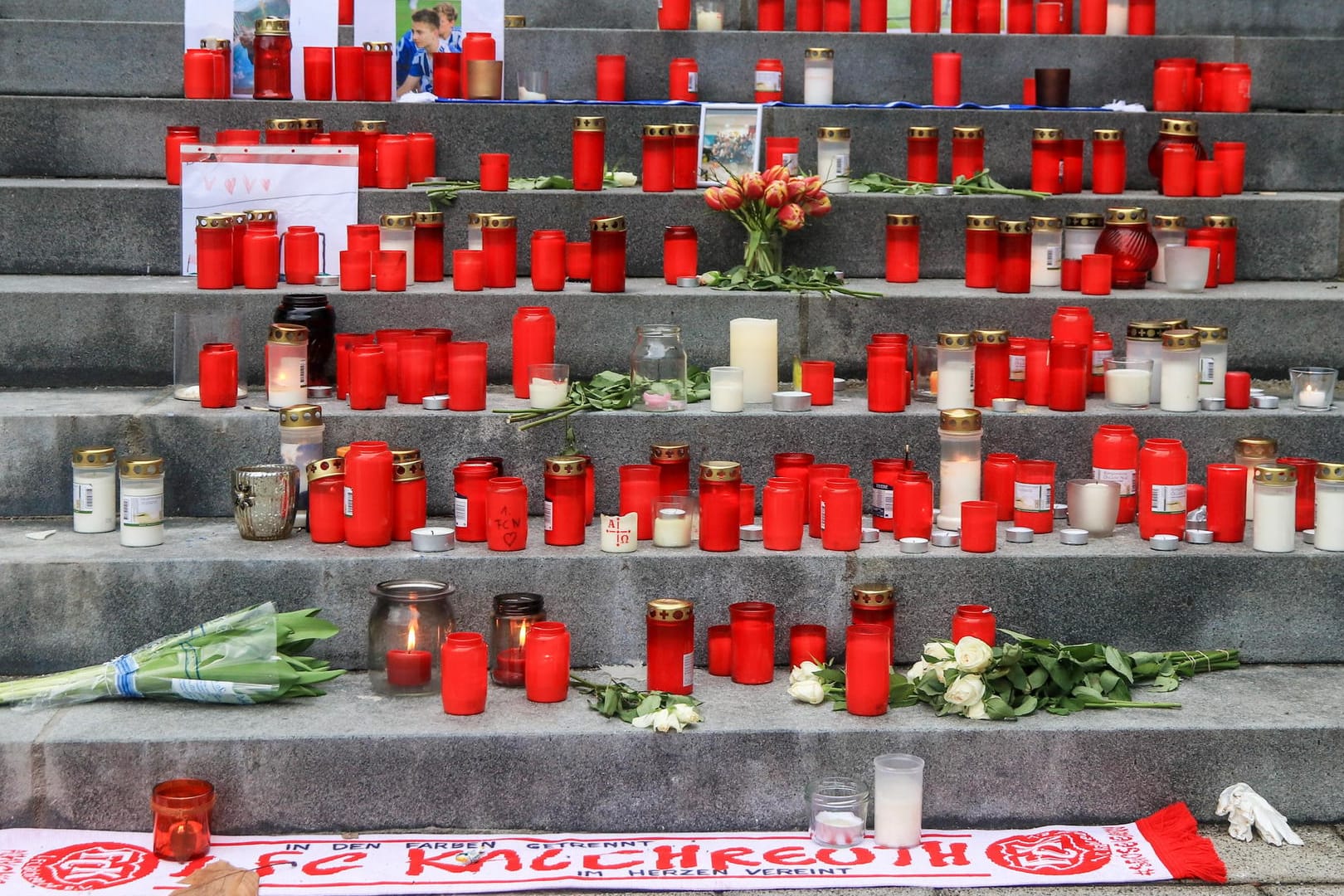Zahlreiche Kerzen sind zum Gedenken an zwei getötete Jugendliche auf den Treppen zum Rathaus aufgestellt: Nach der tödlichen Tragödie auf dem Nürnberger S-Bahnhof Frankenstadion wird gegen zwei 17-Jährige wegen vorsätzlichen Totschlags ermittelt.