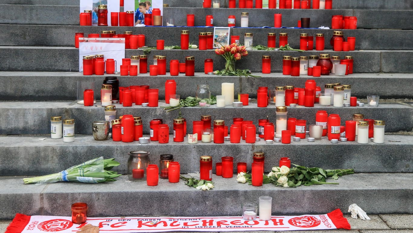 Zahlreiche Kerzen sind zum Gedenken an zwei getötete Jugendliche auf den Treppen zum Rathaus aufgestellt: Nach der tödlichen Tragödie auf dem Nürnberger S-Bahnhof Frankenstadion wird gegen zwei 17-Jährige wegen vorsätzlichen Totschlags ermittelt.