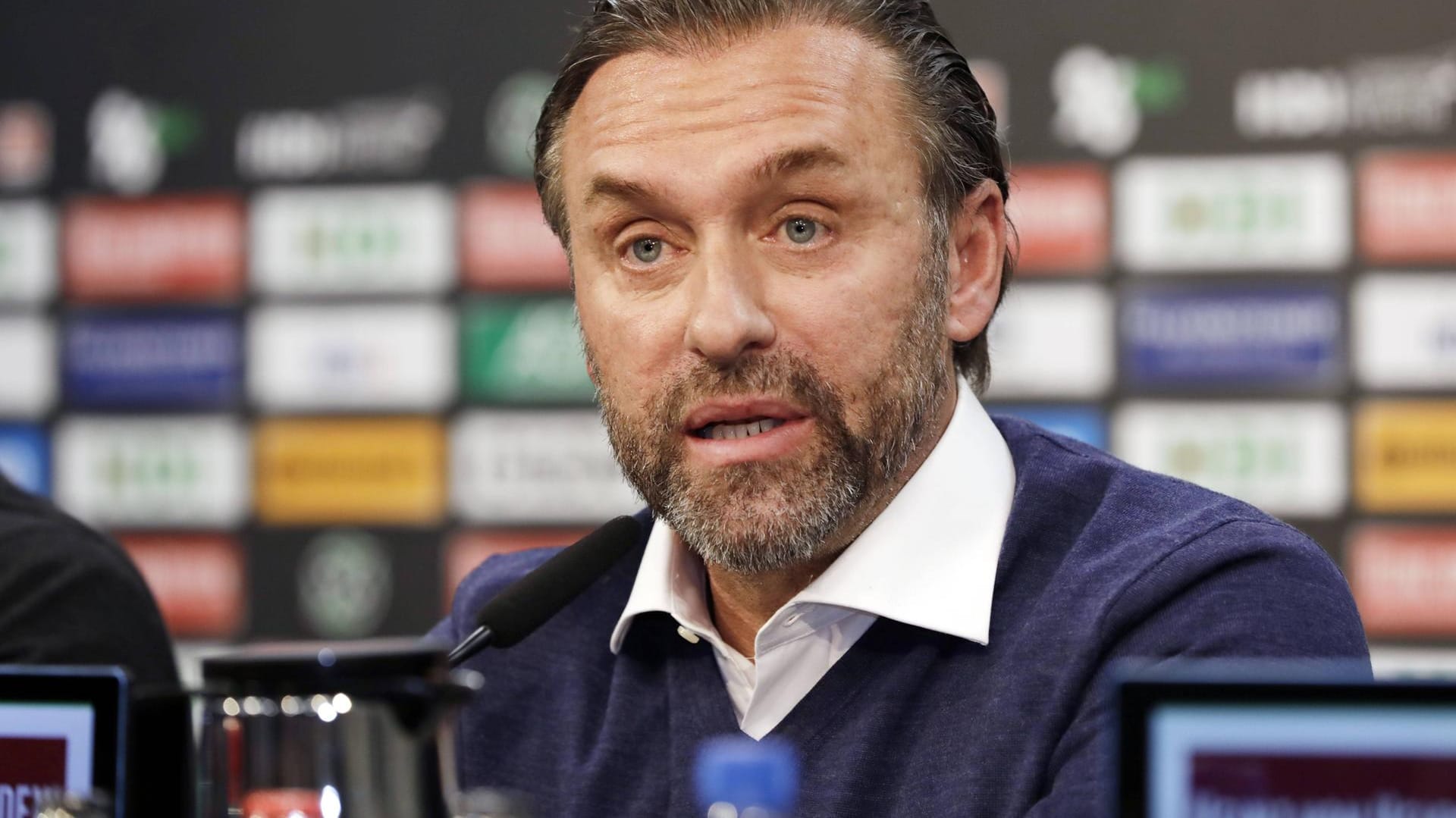 Gut gelaunt: Thomas Doll bei seiner ersten Pressekonferenz als Trainer von Hannover 96. Gut gelaunt: Thomas Doll bei seiner ersten Pressekonferenz als Trainer von Hannover 96.