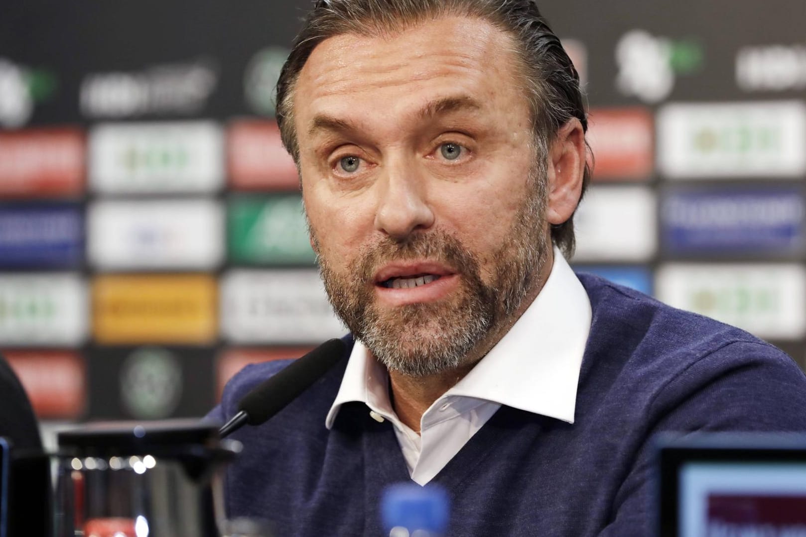 Gut gelaunt: Thomas Doll bei seiner ersten Pressekonferenz als Trainer von Hannover 96.