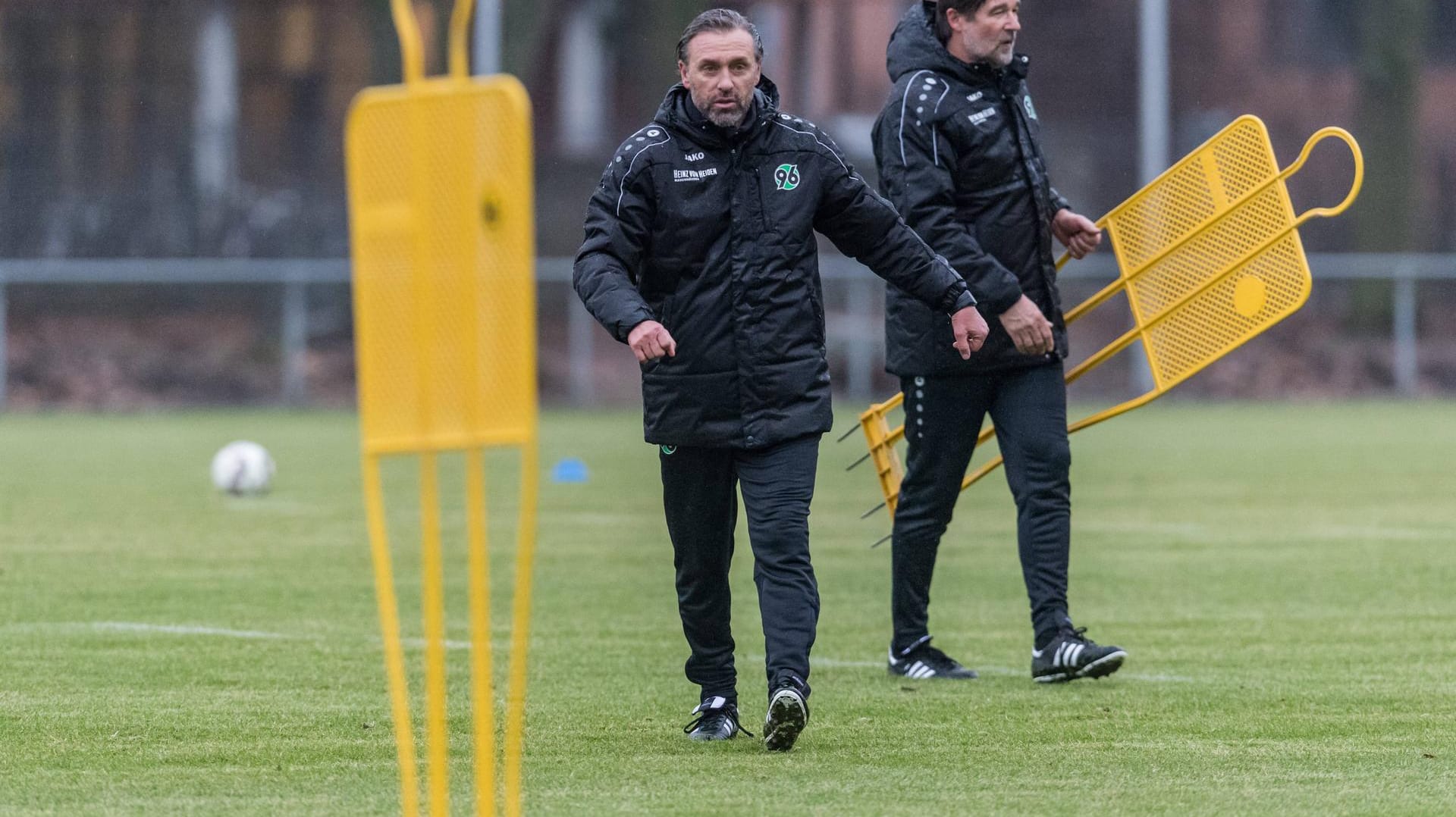Thomas Doll (M.) präsentierte sich bei seinem ersten Training als Hannover-Coach voller Tatendrang.