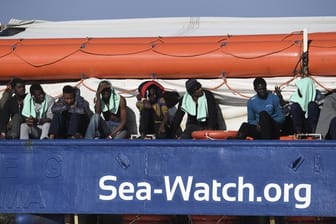 Die "Sea-Watch 3" hatte vor rund zehn Tagen 47 Migranten vor Libyen geborgen und harrt nun vor der sizilianischen Küste der Dinge.