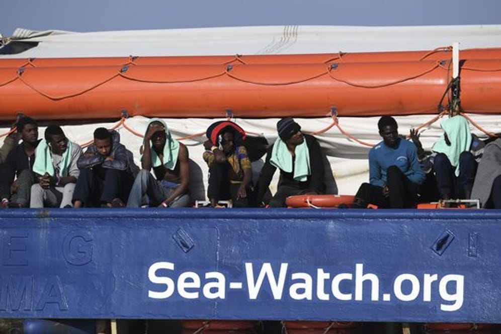 Die "Sea-Watch 3" hatte vor rund zehn Tagen 47 Migranten vor Libyen geborgen und harrt nun vor der sizilianischen Küste der Dinge.