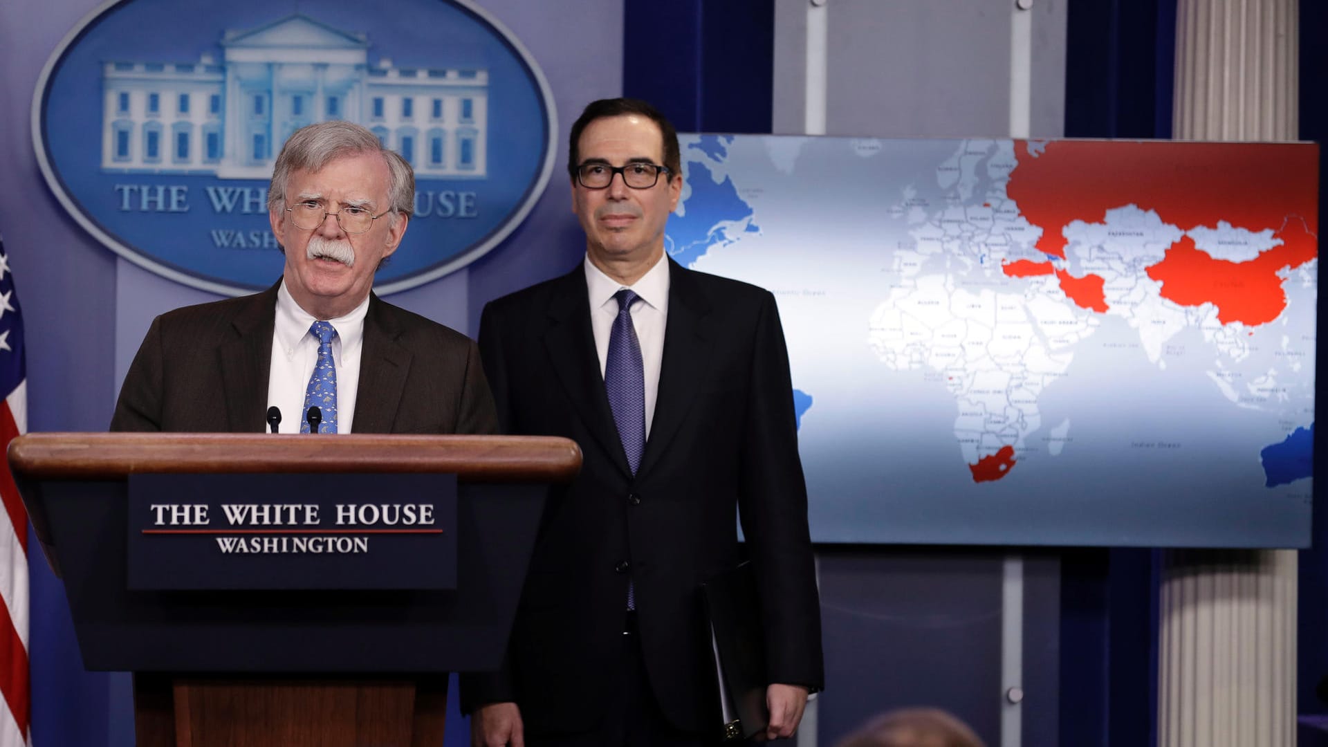 John Bolton (l), nationaler Sicherheitsberater der USA, und Steven Mnuchin, Finanzminister der USA, bei einer Pressekonferenz im Weißen Haus: Die USA gehen mit Sanktionen gegen den wichtigen Ölsektor Venezuelas vor.