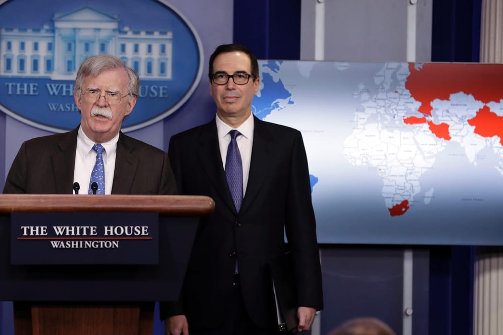 John Bolton (l), nationaler Sicherheitsberater der USA, und Steven Mnuchin, Finanzminister der USA, bei einer Pressekonferenz im Weißen Haus: Die USA gehen mit Sanktionen gegen den wichtigen Ölsektor Venezuelas vor.