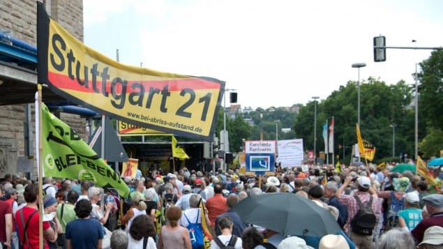 Demonstration gegen Stuttgart 21 vor dem Stuttgarter Hauptbahnhof.