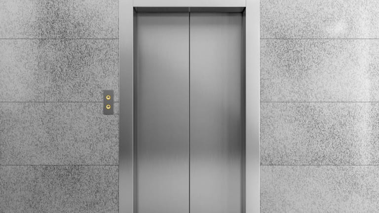 Ein Aufzug (Symbolbild): Eine Putzfrau steckte drei Tage lang in einem Lift fest.