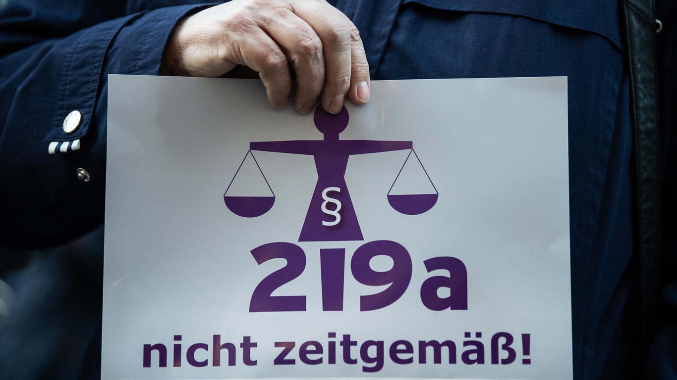 Ein Protestschild bei einer Kundgebung: Die Bundesregierung hat sich auf einen Kompromiss beim Paragrafen 219a geeinigt.