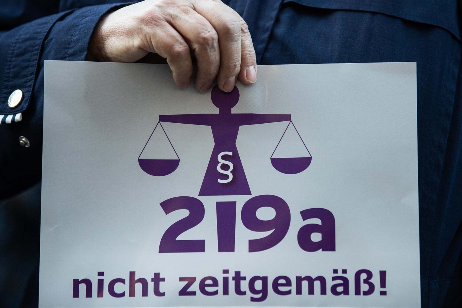 Ein Protestschild bei einer Kundgebung: Die Bundesregierung hat sich auf einen Kompromiss beim Paragrafen 219a geeinigt.