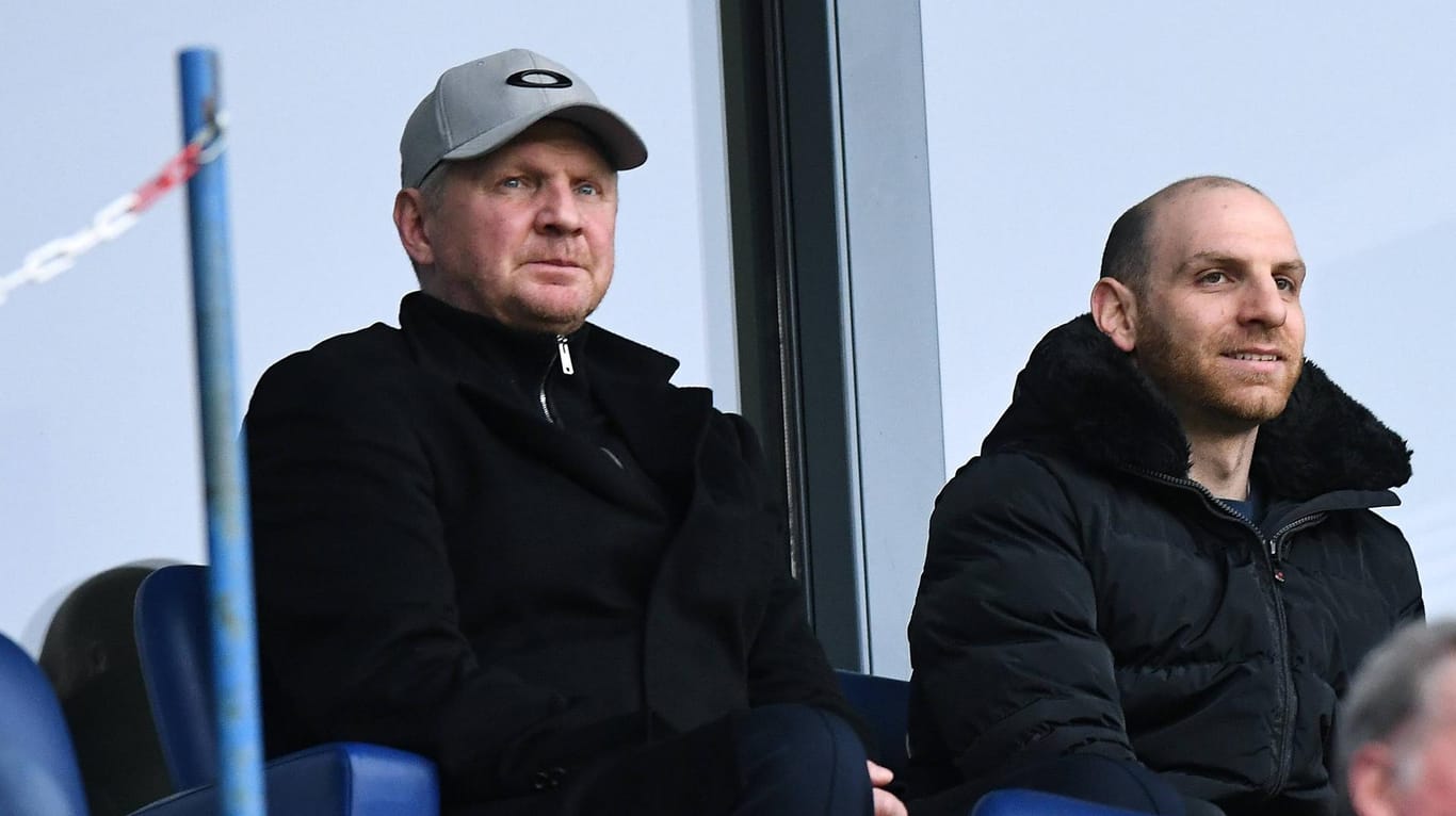 Stefan Effenberg (links) sitzt neben KFC-Geschäftsführer Nikolas Weinhart beim Spiel von Uerdingen gegen Würzburg.
