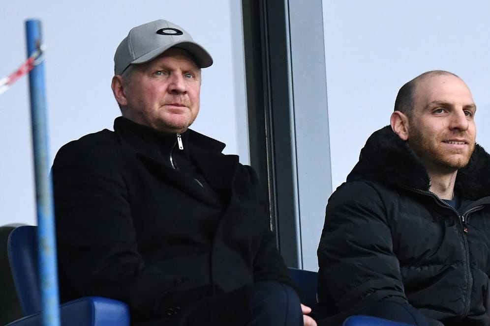 Stefan Effenberg (links) sitzt neben KFC-Geschäftsführer Nikolas Weinhart beim Spiel von Uerdingen gegen Würzburg.
