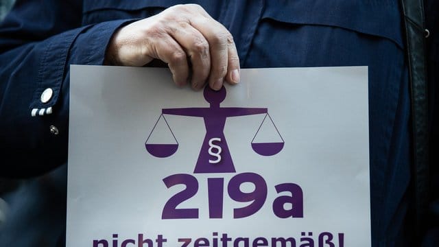 Werbung für Abtreibungen bleibt verboten - aber die Informationen für Frauen, die ungewollt schwanger geworden sind, sollen verbessert werden. Werbung für Abtreibungen bleibt verboten - aber die Informationen für Frauen, die ungewollt schwanger geworden sind, sollen verbessert werden.