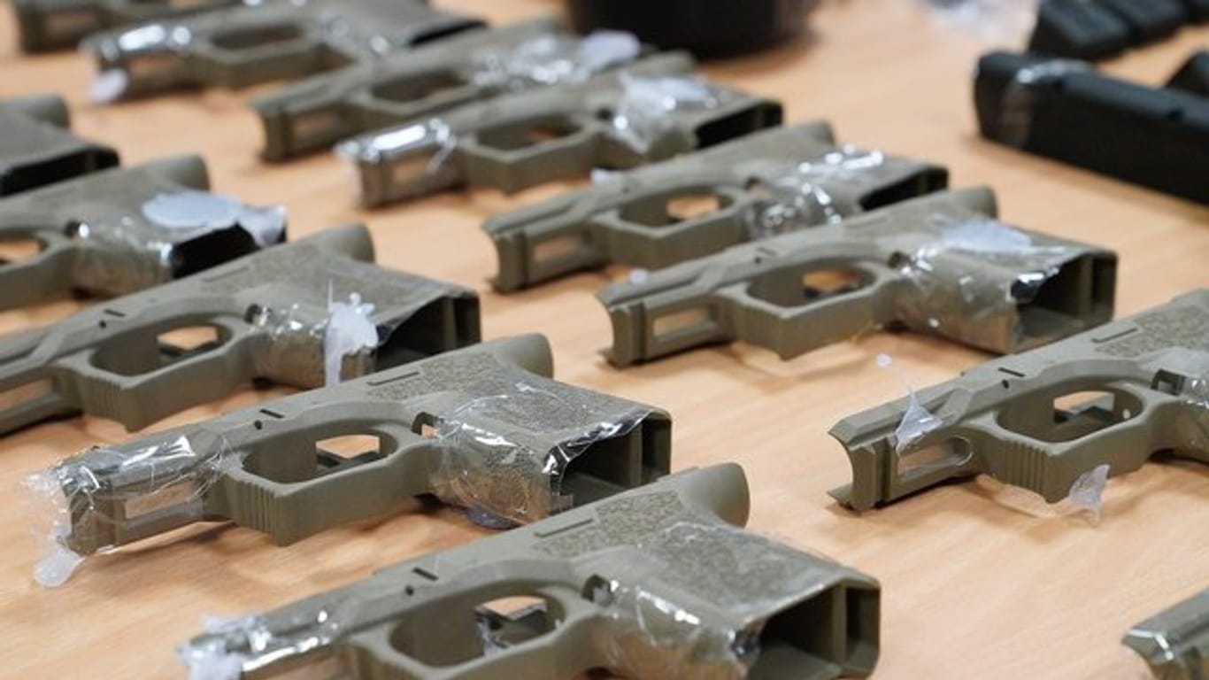 Wegen des Schmuggels von Waffenteilen in Kinderspielzeug sind in Australien drei Männer verhaftet worden.