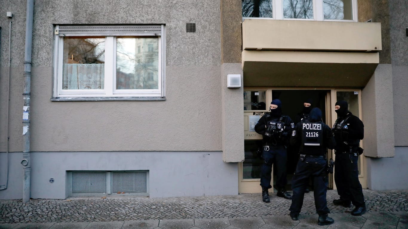 SEK-Beamte stehen vor einem Haus in Kreuzberg: Rund 180 Polizisten waren an dem Einsatz beteiligt.