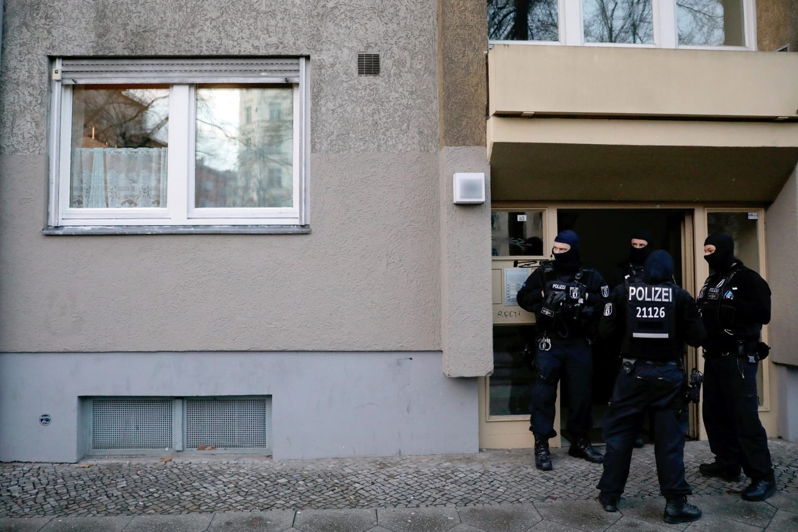SEK-Beamte stehen vor einem Haus in Kreuzberg: Rund 180 Polizisten waren an dem Einsatz beteiligt.