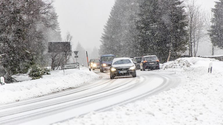 Starker Schneefall im Oberharz: In Folge der Unfälle kam es zu vielen Sperrungen und langen Staus auf deutschen Straßen. (Archivbild)