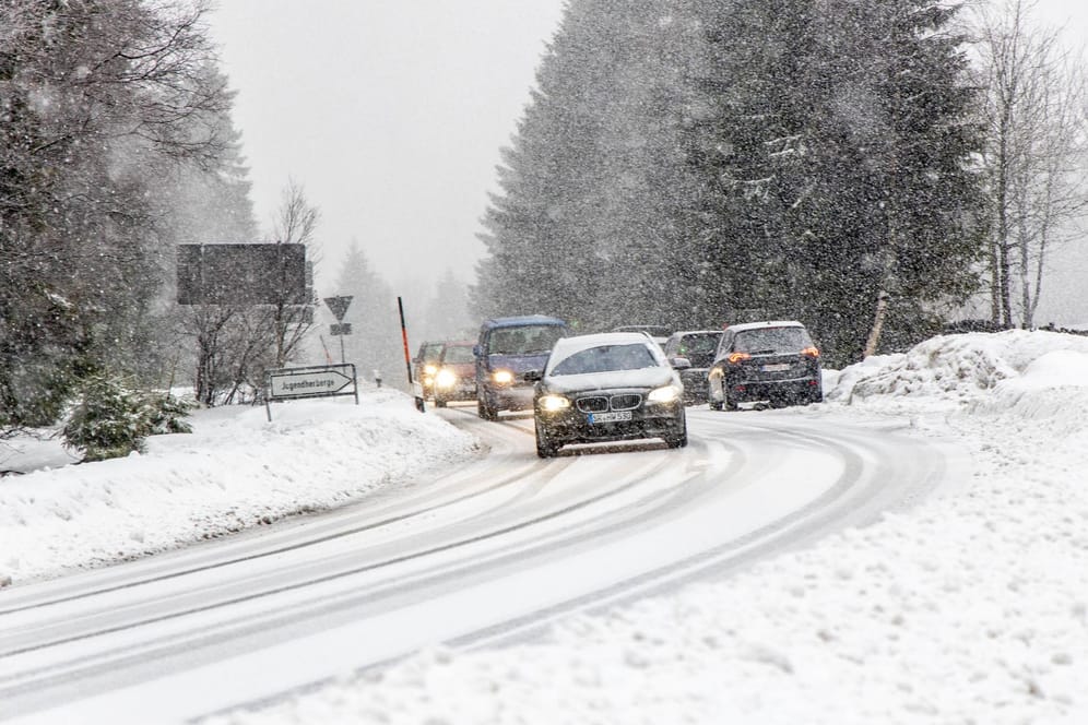Starker Schneefall im Oberharz: In Folge der Unfälle kam es zu vielen Sperrungen und langen Staus auf deutschen Straßen. (Archivbild)