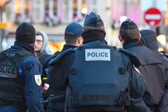 Polizisten bewachen den Zugang zum Strassburger Weihnachtsmarkt Am 11 12 2018 hatte der mutmasslic