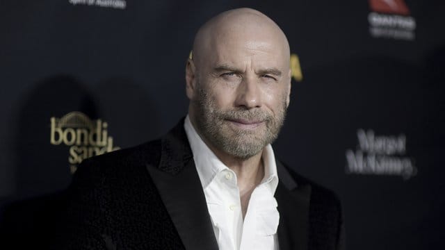 John Travolta gefällt sich auch ohne Haare.