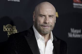 John Travolta gefällt sich auch ohne Haare.