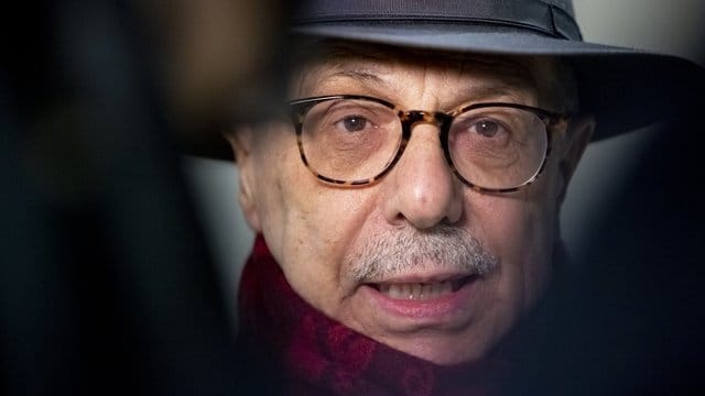Dieter Kosslick hat die Erkältungsgefahr im Griff.