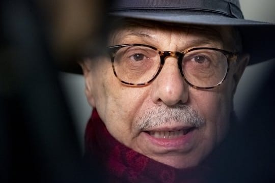 Dieter Kosslick hat die Erkältungsgefahr im Griff.
