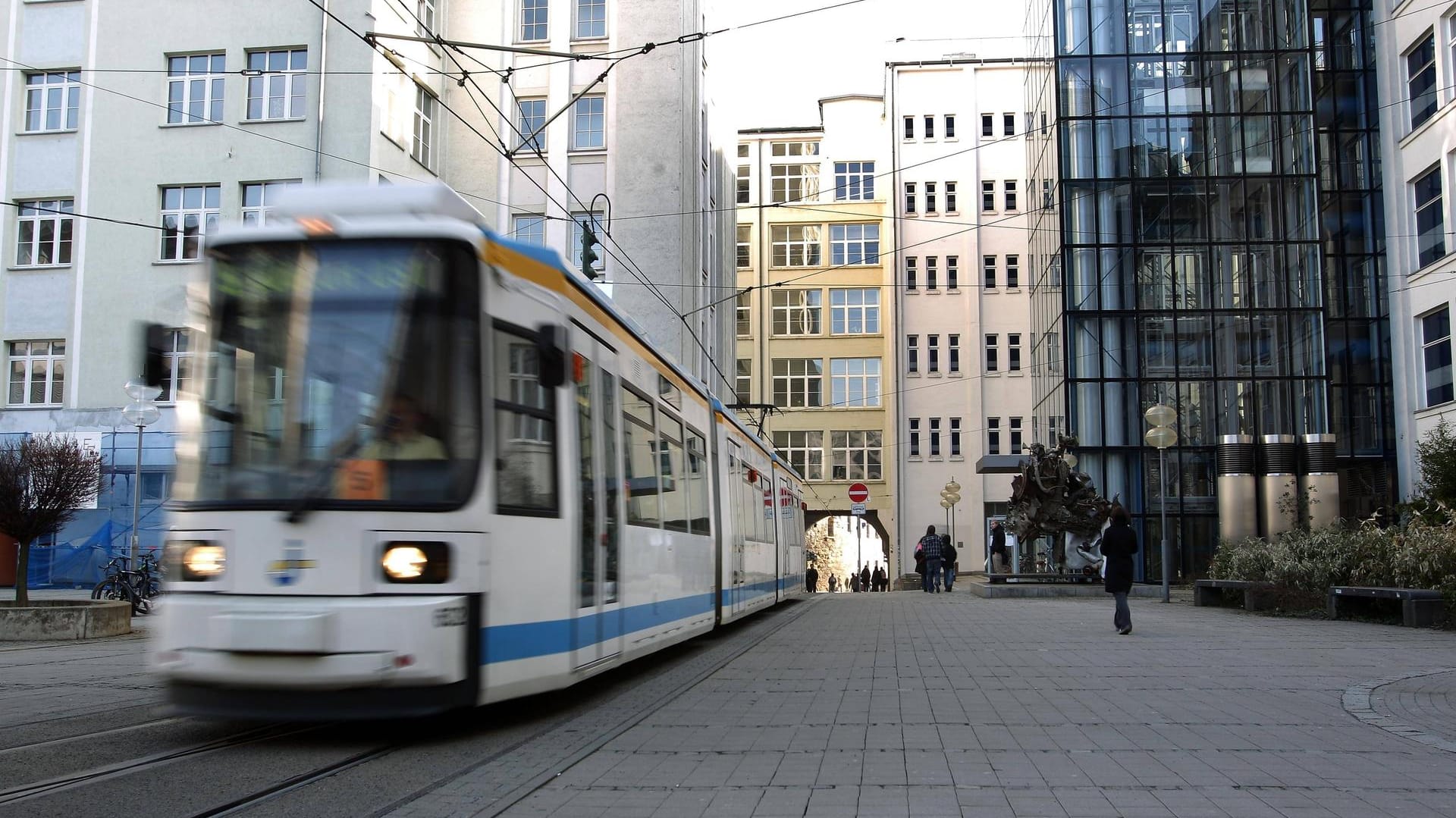 Eine Straßenbahn in Jena: Weil mehrere Haltestellen nach den Vorfällen gesperrt sind, richtete der Jenaer Nahverkehr einen Ersatzverkehr ein. (Symbolbild) Eine Straßenbahn in Jena: Weil mehrere Haltestellen nach den Vorfällen gesperrt sind, richtete der Jenaer Nahverkehr einen Ersatzverkehr ein. (Symbolbild)