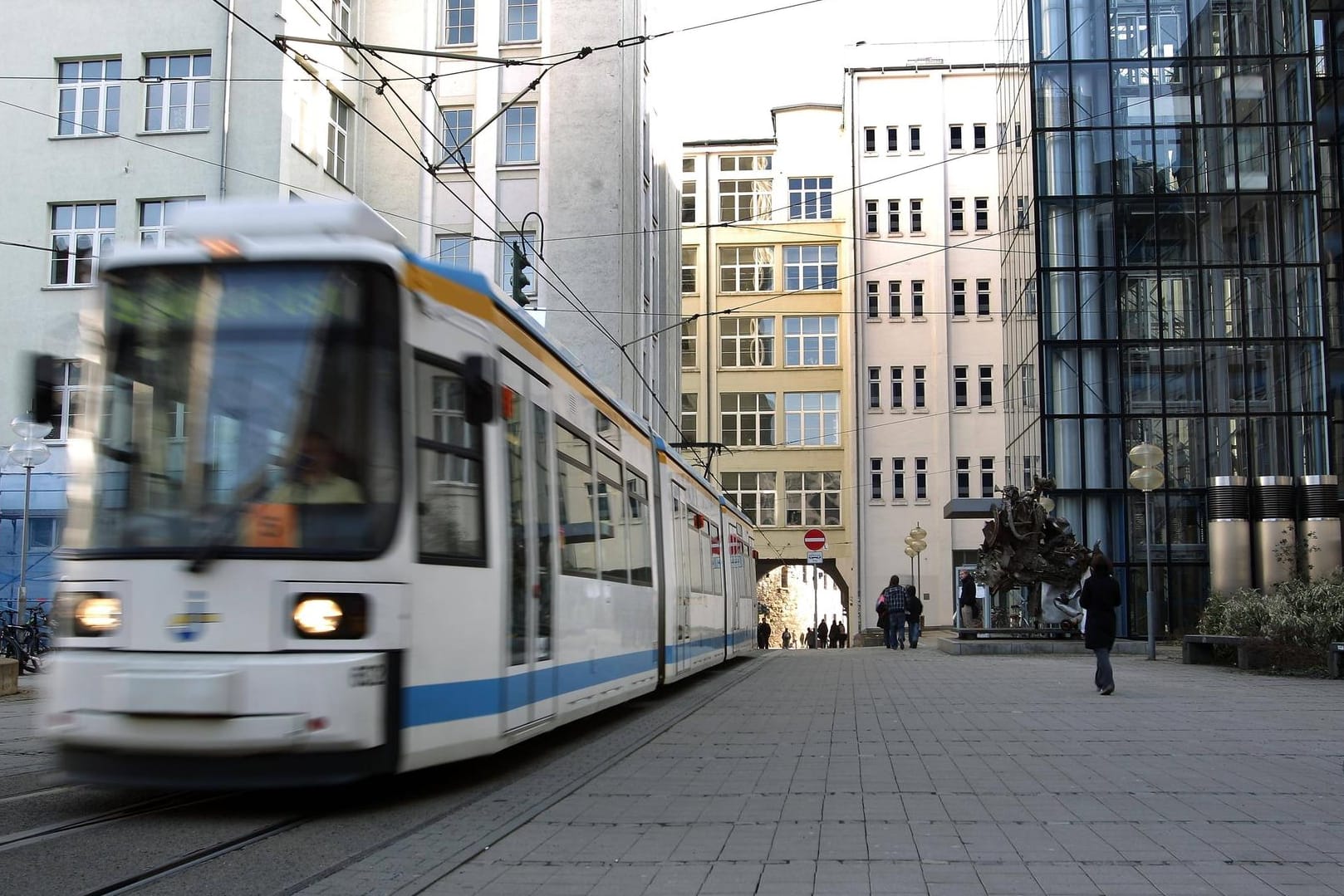 Eine Straßenbahn in Jena: Weil mehrere Haltestellen nach den Vorfällen gesperrt sind, richtete der Jenaer Nahverkehr einen Ersatzverkehr ein. (Symbolbild)