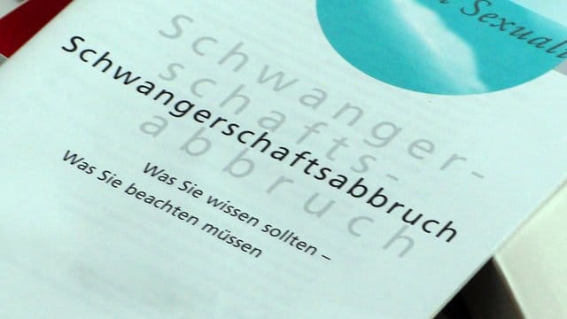 Nach dem Gesetzentwurf dürfen Ärzte und Klinken öffentlich - zum Beispiel auf der eigenen Internetseite - darüber informieren, dass sie Schwangerschaftsabbrüche vornehmen. Nach dem Gesetzentwurf dürfen Ärzte und Klinken öffentlich - zum Beispiel auf der eigenen Internetseite - darüber informieren, dass sie Schwangerschaftsabbrüche vornehmen.