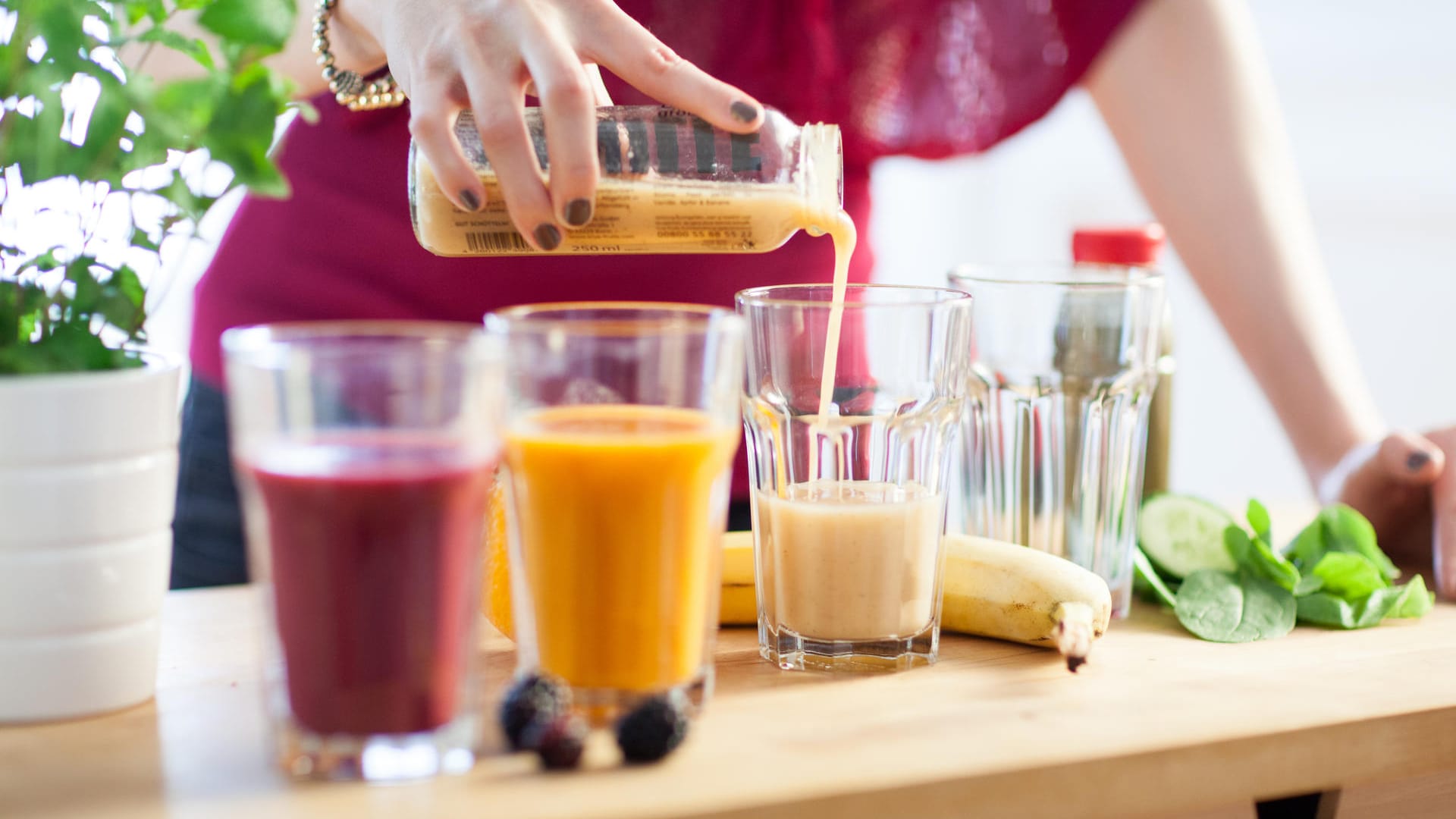 Getränke: Den Smoothie zum Frühstück sollte man immer mit anderen Lebensmitteln wie Joghurt kombinieren.