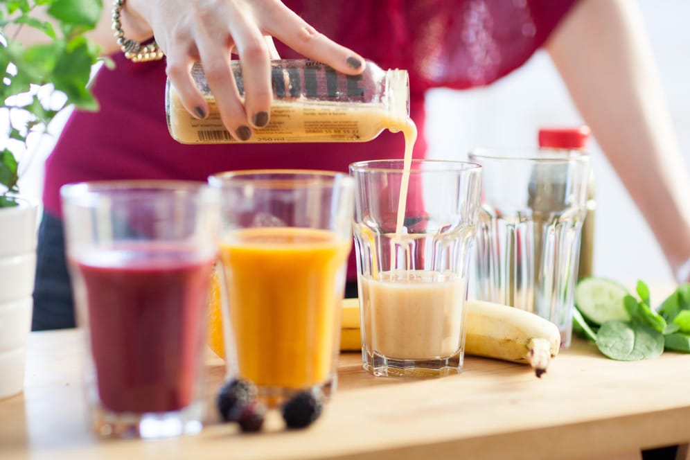 Getränke: Den Smoothie zum Frühstück sollte man immer mit anderen Lebensmitteln wie Joghurt kombinieren.