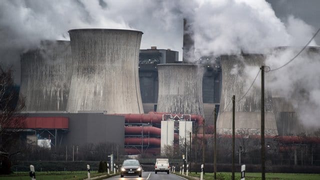 Blick auf das Braunkohlekraftwerk Niederaußem. Blick auf das Braunkohlekraftwerk Niederaußem.