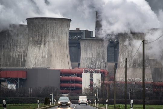 Blick auf das Braunkohlekraftwerk Niederaußem.