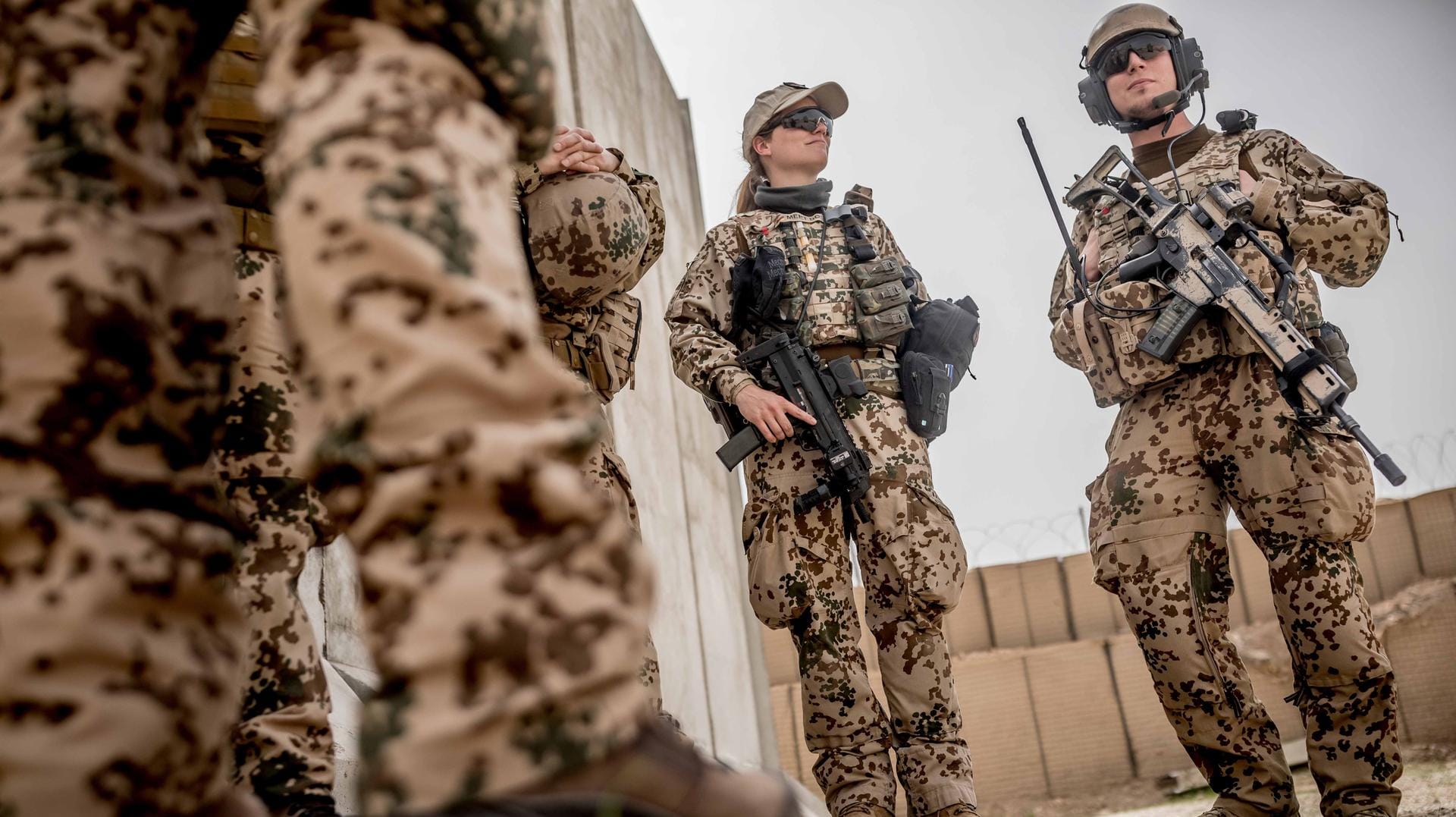 Bundeswehr-Soldaten in Afghanistan: Der Wehrbeauftragte kritisiert, dass Soldaten in dem Land mit zivilen Hubschraubern fliegen müssen.