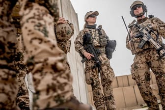 Bundeswehr-Soldaten in Afghanistan: Der Wehrbeauftragte kritisiert, dass Soldaten in dem Land mit zivilen Hubschraubern fliegen müssen.