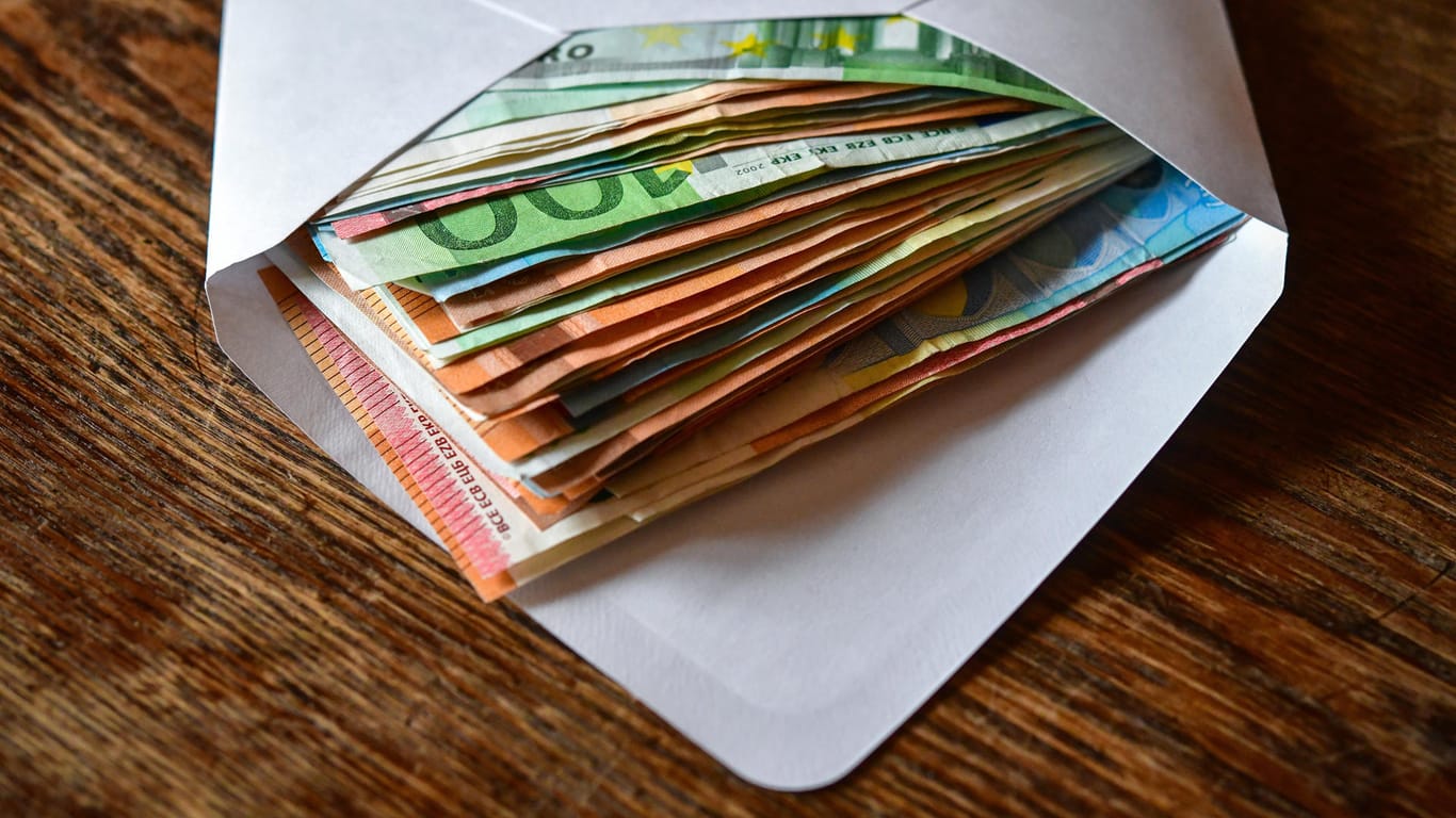 Mehrere Eurobanknoten in einem Briefumschlag: Wo die Demokratie schwächer wird, nimmt die Korruption zu, vermutet Transparency International. (Symbolbild)