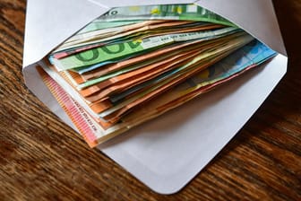 Mehrere Eurobanknoten in einem Briefumschlag: Wo die Demokratie schwächer wird, nimmt die Korruption zu, vermutet Transparency International. (Symbolbild)