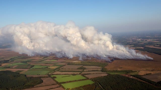 Rauchwolken steigen beim Moorbrand auf dem Übungsgelände in Meppen auf: Von Anfang September bis Mitte Oktober kämpften Einsatzkräfte gegen die Flammen. (Archivbild)