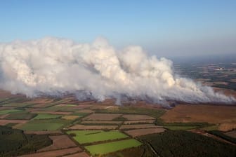 Rauchwolken steigen beim Moorbrand auf dem Übungsgelände in Meppen auf: Von Anfang September bis Mitte Oktober kämpften Einsatzkräfte gegen die Flammen. (Archivbild)