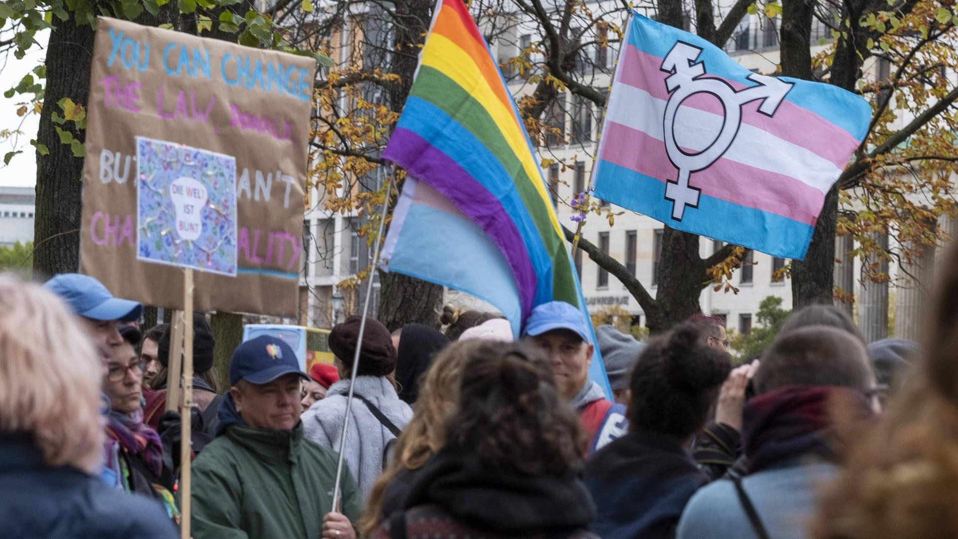 Menschen auf der Straße: Sie protestieren für die Gleichstellung der Geschlechter.